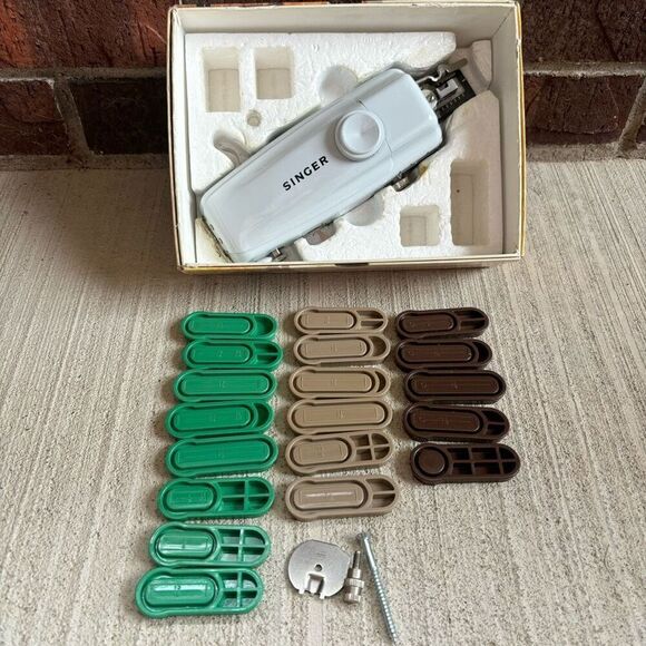 Singer Automatic Buttonholing With Touch & Sew No. 161829 - Picture 2 of 11